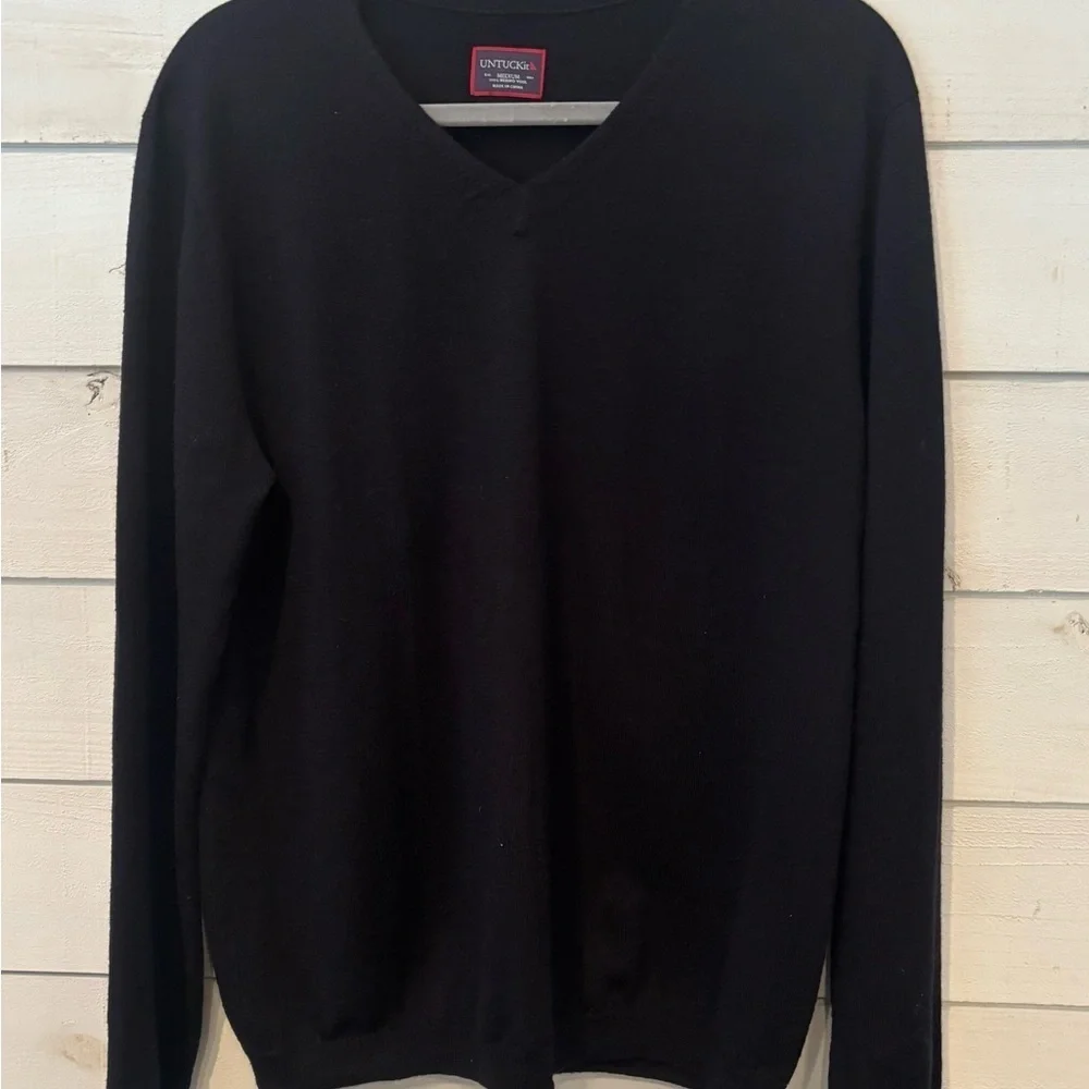 UNTUCKit  Sweater Men's Medium 100% Merino Wool Navy V Neck Long Sleeve Pullover